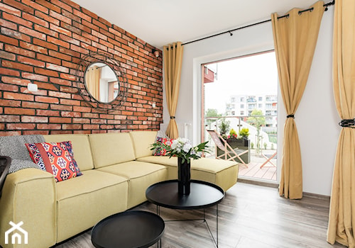 Apartament 41 metrów z przeznaczeniem pod wynajem - Mały biały salon z tarasem / balkonem, styl industrialny - zdjęcie od Apartments M&M- obsługa i aranżacja nieruchomości