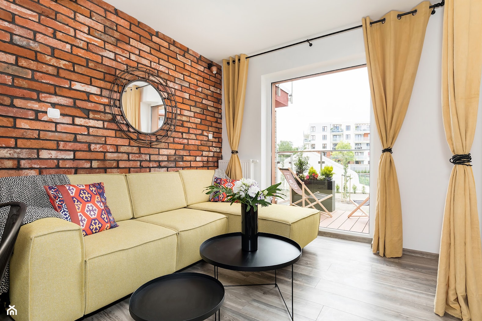 Apartament 41 metrów z przeznaczeniem pod wynajem - Mały biały salon z tarasem / balkonem, styl industrialny - zdjęcie od Apartments M&M- obsługa i aranżacja nieruchomości - Homebook