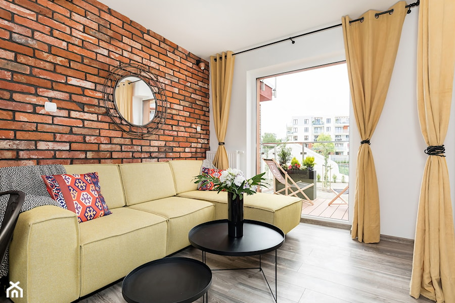 Apartament 41 metrów z przeznaczeniem pod wynajem - Mały biały salon z tarasem / balkonem, styl industrialny - zdjęcie od Apartments M&M- obsługa i aranżacja nieruchomości