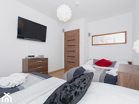 Aranżacje wnętrz - Sypialnia: Apartament 85 metrów, dwupoziomowy, nowoczesny - Średnia biała sypialnia, styl nowoczesny - Apartments M&M- obsługa i aranżacja nieruchomości. Przeglądaj, dodawaj i zapisuj najlepsze zdjęcia, pomysły i inspiracje designerskie. W bazie mamy już prawie milion fotografii!