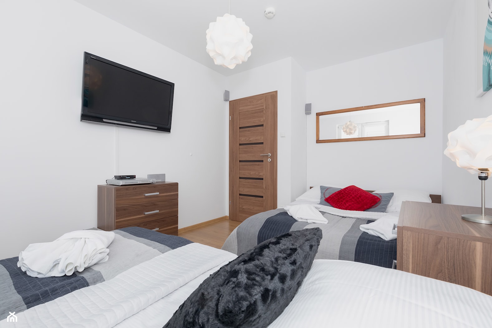 Apartament 85 metrów, dwupoziomowy, nowoczesny - Średnia biała sypialnia, styl nowoczesny - zdjęcie od Apartments M&M- obsługa i aranżacja nieruchomości - Homebook