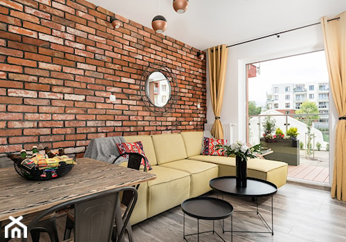 Apartament 41 metrów z przeznaczeniem pod wynajem - Średni biały salon z jadalnią z tarasem / balkonem, styl industrialny - zdjęcie od Apartments M&M- obsługa i aranżacja nieruchomości