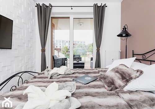 Apartament 41 metrów z przeznaczeniem pod wynajem - Mała biała różowa sypialnia z balkonem / tarasem, styl minimalistyczny - zdjęcie od Apartments M&M- obsługa i aranżacja nieruchomości