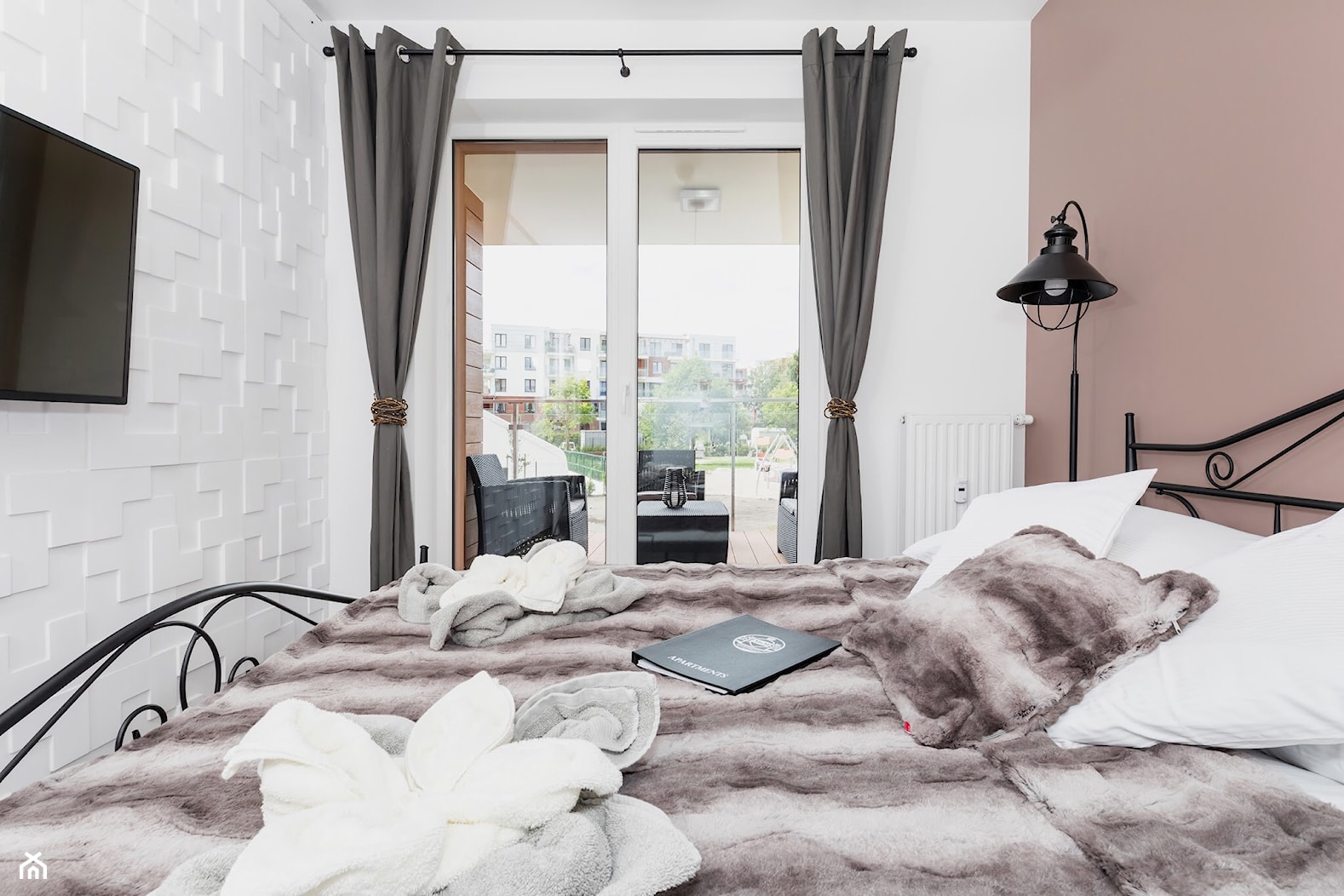 Apartament 41 metrów z przeznaczeniem pod wynajem - Mała biała różowa sypialnia z balkonem / tarasem, styl minimalistyczny - zdjęcie od Apartments M&M- obsługa i aranżacja nieruchomości - Homebook