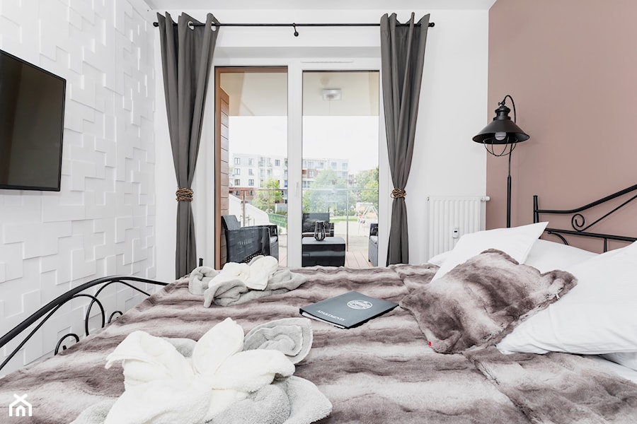 Apartament 41 metrów z przeznaczeniem pod wynajem - Mała biała różowa sypialnia z balkonem / tarasem, styl minimalistyczny - zdjęcie od Apartments M&M- obsługa i aranżacja nieruchomości
