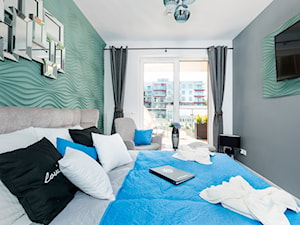 Design - Średnia biała miętowa z panelami tapicerowanymi sypialnia z balkonem / tarasem - zdjęcie od Apartments M&M- obsługa i aranżacja nieruchomości