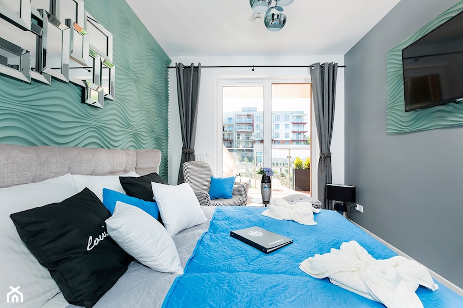 Design - Średnia biała miętowa z panelami tapicerowanymi sypialnia z balkonem / tarasem - zdjęcie od Apartments M&M- obsługa i aranżacja nieruchomości