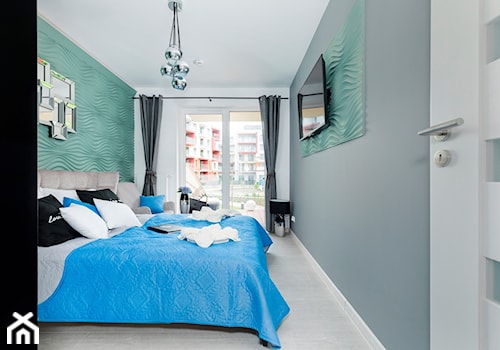 Design - Średnia biała miętowa szara z panelami tapicerowanymi sypialnia z balkonem / tarasem - zdjęcie od Apartments M&M- obsługa i aranżacja nieruchomości