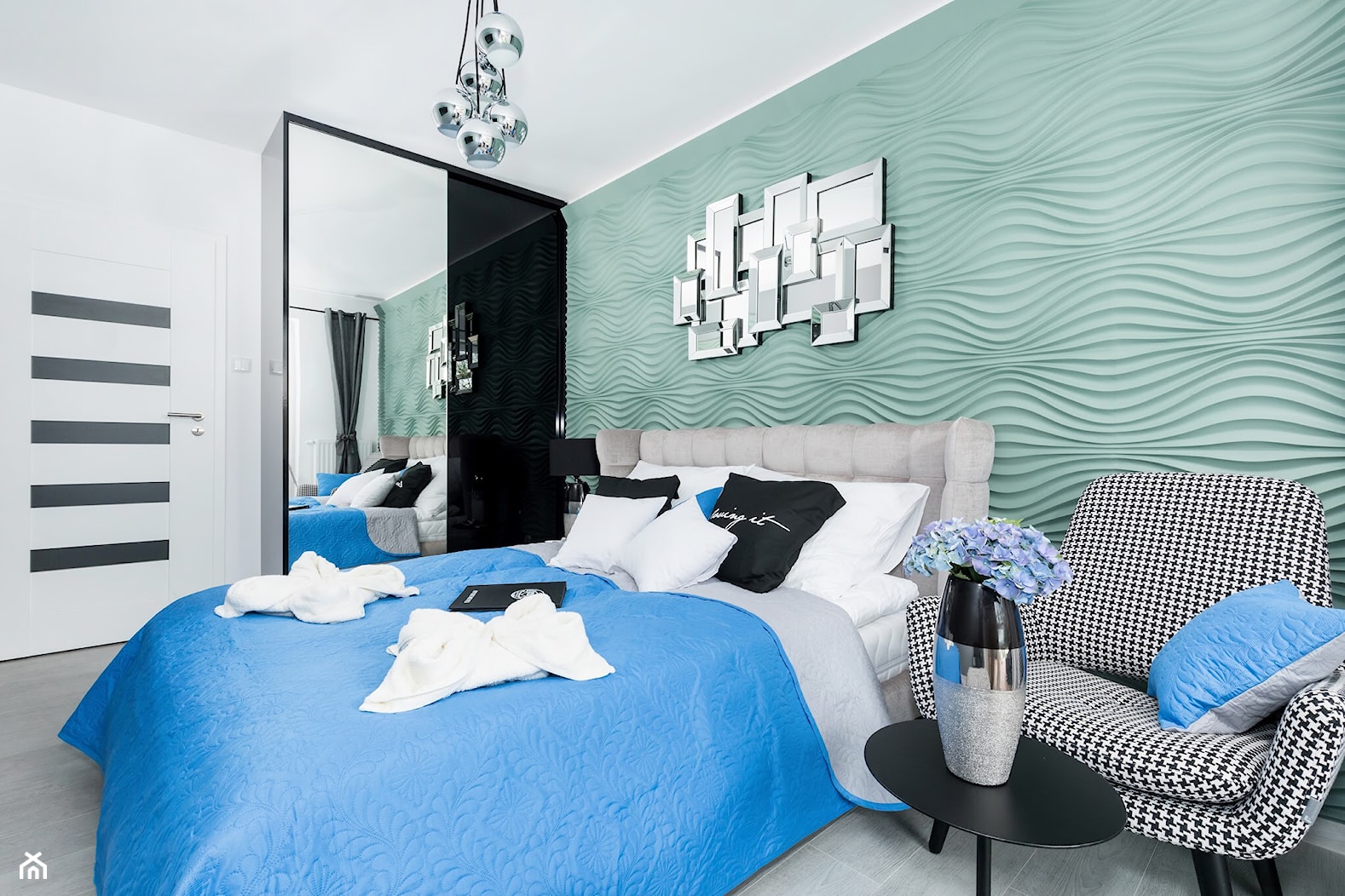 Design - Średnia biała miętowa z panelami tapicerowanymi sypialnia - zdjęcie od Apartments M&M- obsługa i aranżacja nieruchomości - Homebook