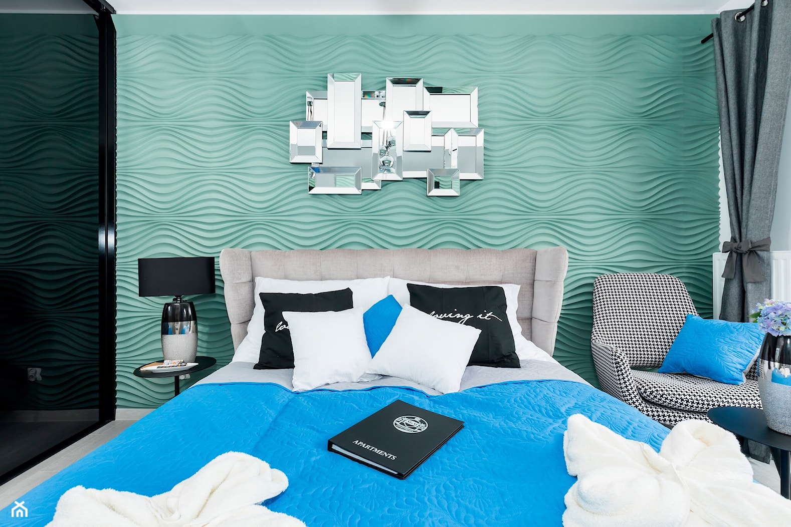 Design - Średnia miętowa z panelami tapicerowanymi sypialnia - zdjęcie od Apartments M&M- obsługa i aranżacja nieruchomości - Homebook