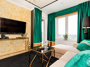 apartament turystyczny - Mały biały pomarańczowy salon - zdjęcie od Apartments M&M- obsługa i aranżacja nieruchomości