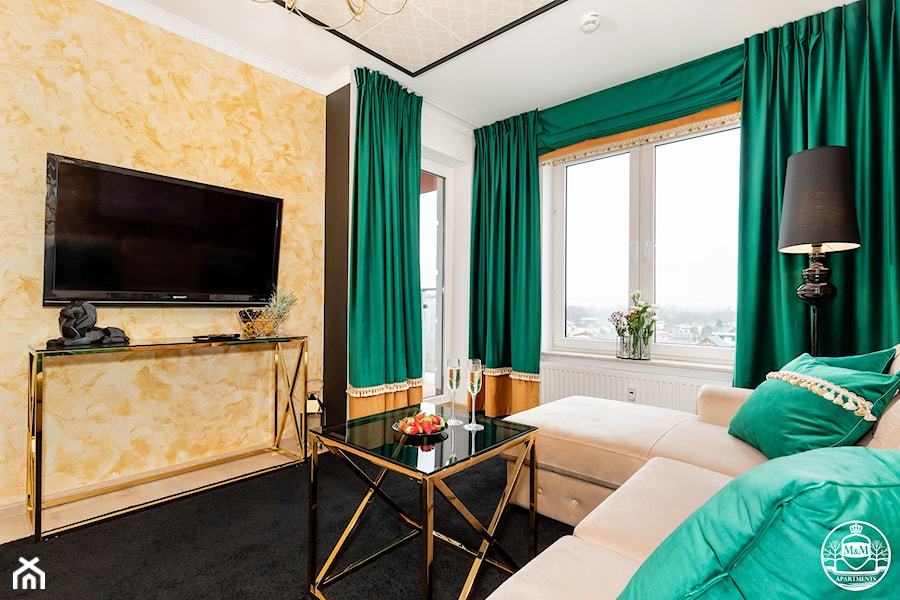 apartament turystyczny - Mały biały pomarańczowy salon - zdjęcie od Apartments M&M- obsługa i aranżacja nieruchomości