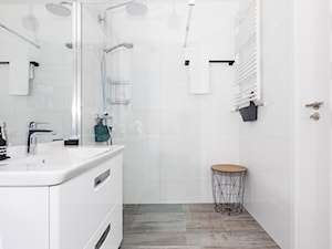 Design - Średnia z marmurową podłogą łazienka - zdjęcie od Apartments M&M- obsługa i aranżacja nieruchomości