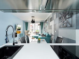 Design - Mała otwarta z salonem z kamiennym blatem biała z zabudowaną lodówką z nablatowym zlewozmywakiem kuchnia jednorzędowa z oknem - zdjęcie od Apartments M&M- obsługa i aranżacja nieruchomości