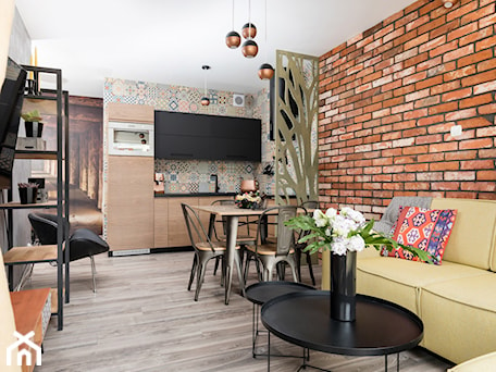 Aranżacje wnętrz - Salon: Apartament 41 metrów z przeznaczeniem pod wynajem - Mały salon z jadalnią, styl industrialny - Apartments M&M- obsługa i aranżacja nieruchomości. Przeglądaj, dodawaj i zapisuj najlepsze zdjęcia, pomysły i inspiracje designerskie. W bazie mamy już prawie milion fotografii!