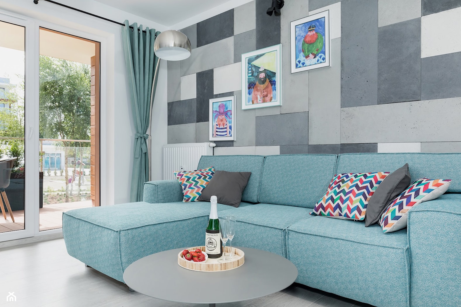 Design - Średni biały szary salon z tarasem / balkonem - zdjęcie od Apartments M&M- obsługa i aranżacja nieruchomości - Homebook