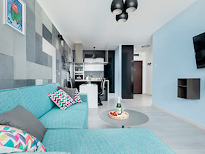 Design - Duży biały czarny niebieski szary salon z kuchnią z jadalnią - zdjęcie od Apartments M&M- obsługa i aranżacja nieruchomości