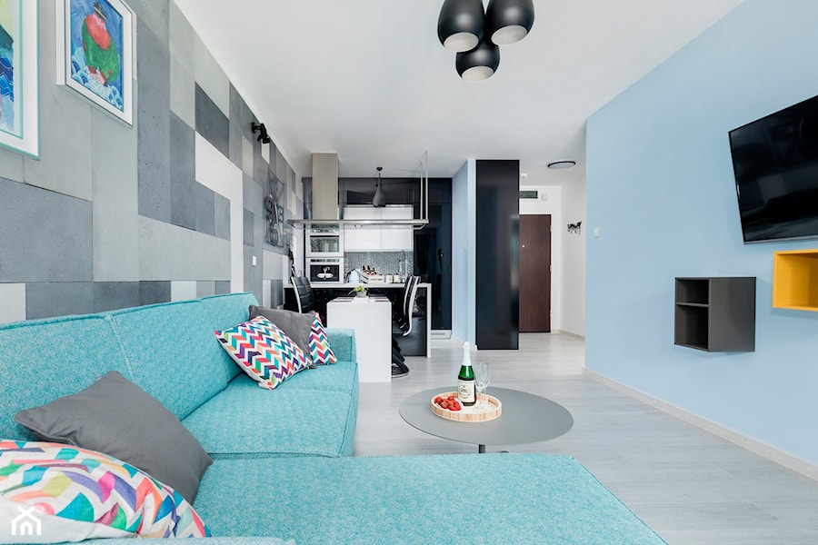Design - Duży biały czarny niebieski szary salon z kuchnią z jadalnią - zdjęcie od Apartments M&M- obsługa i aranżacja nieruchomości