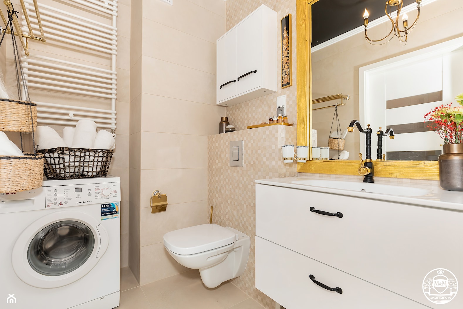 apartament turystyczny - Mała bez okna z pralką / suszarką z lustrem łazienka - zdjęcie od Apartments M&M- obsługa i aranżacja nieruchomości - Homebook