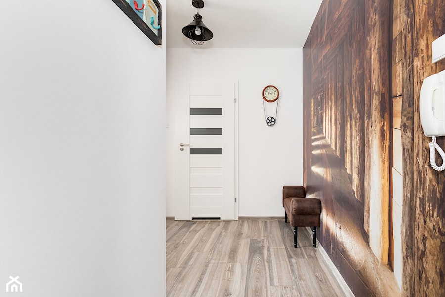 Średni biały hol / przedpokój, styl industrialny - zdjęcie od Apartments M&M- obsługa i aranżacja nieruchomości