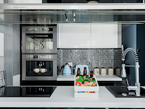 Design - Średnia otwarta czarna szara z zabudowaną lodówką z lodówką wolnostojącą z nablatowym zlewozmywakiem kuchnia w kształcie litery u - zdjęcie od Apartments M&M- obsługa i aranżacja nieruchomości