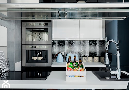 Design - Średnia otwarta czarna szara z zabudowaną lodówką z lodówką wolnostojącą z nablatowym zlewozmywakiem kuchnia w kształcie litery u - zdjęcie od Apartments M&M- obsługa i aranżacja nieruchomości