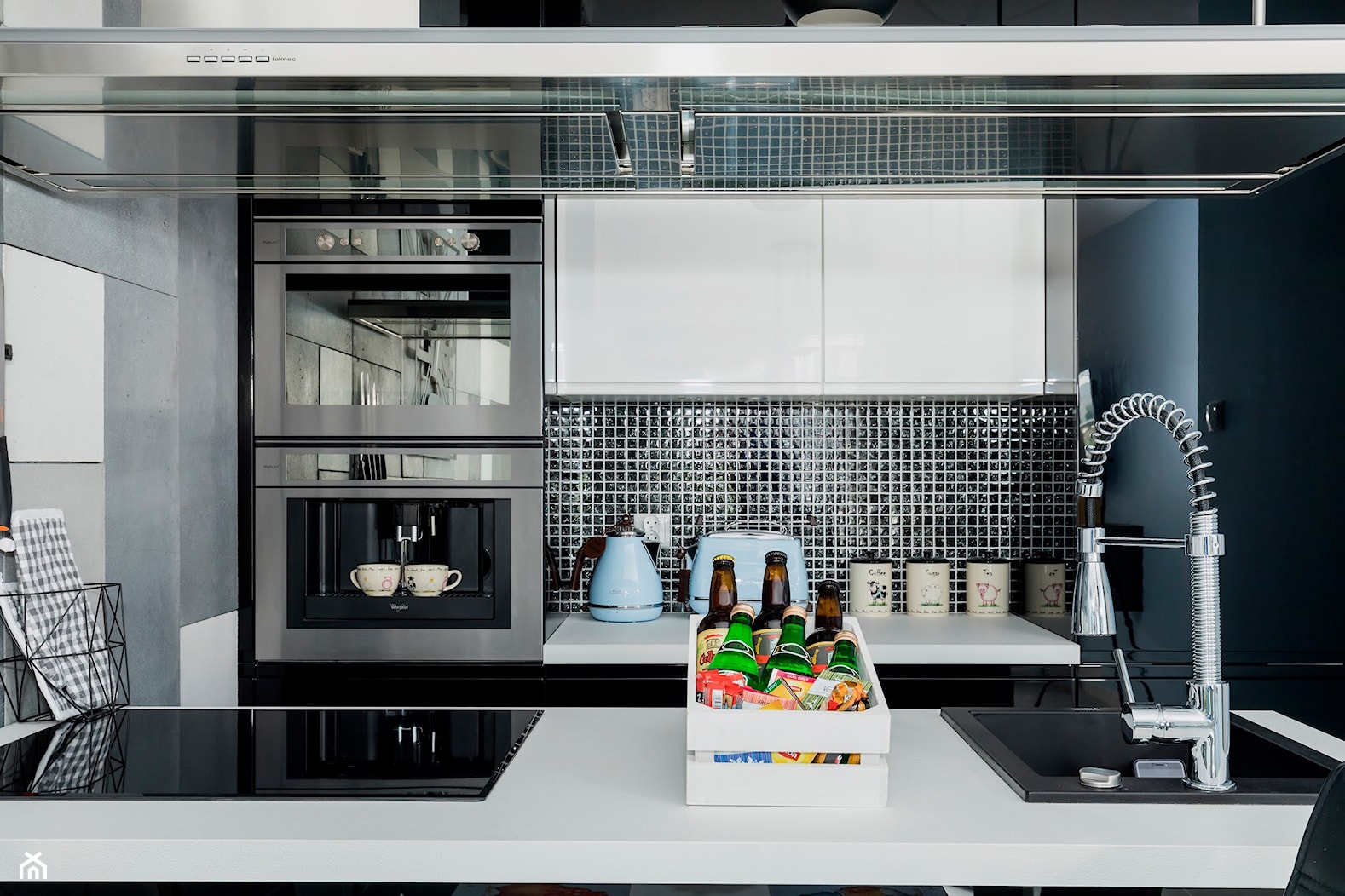 Design - Średnia otwarta czarna szara z zabudowaną lodówką z lodówką wolnostojącą z nablatowym zlewozmywakiem kuchnia w kształcie litery u - zdjęcie od Apartments M&M- obsługa i aranżacja nieruchomości - Homebook