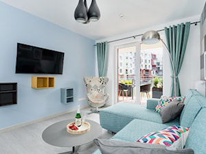 Design - Średni niebieski salon z tarasem / balkonem - zdjęcie od Apartments M&M- obsługa i aranżacja nieruchomości