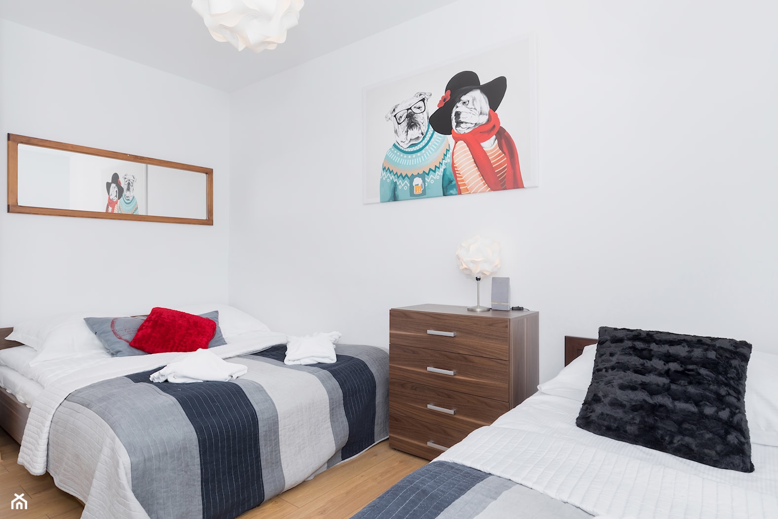 Apartament 85 metrów, dwupoziomowy, nowoczesny - Średnia biała sypialnia, styl nowoczesny - zdjęcie od Apartments M&M- obsługa i aranżacja nieruchomości - Homebook