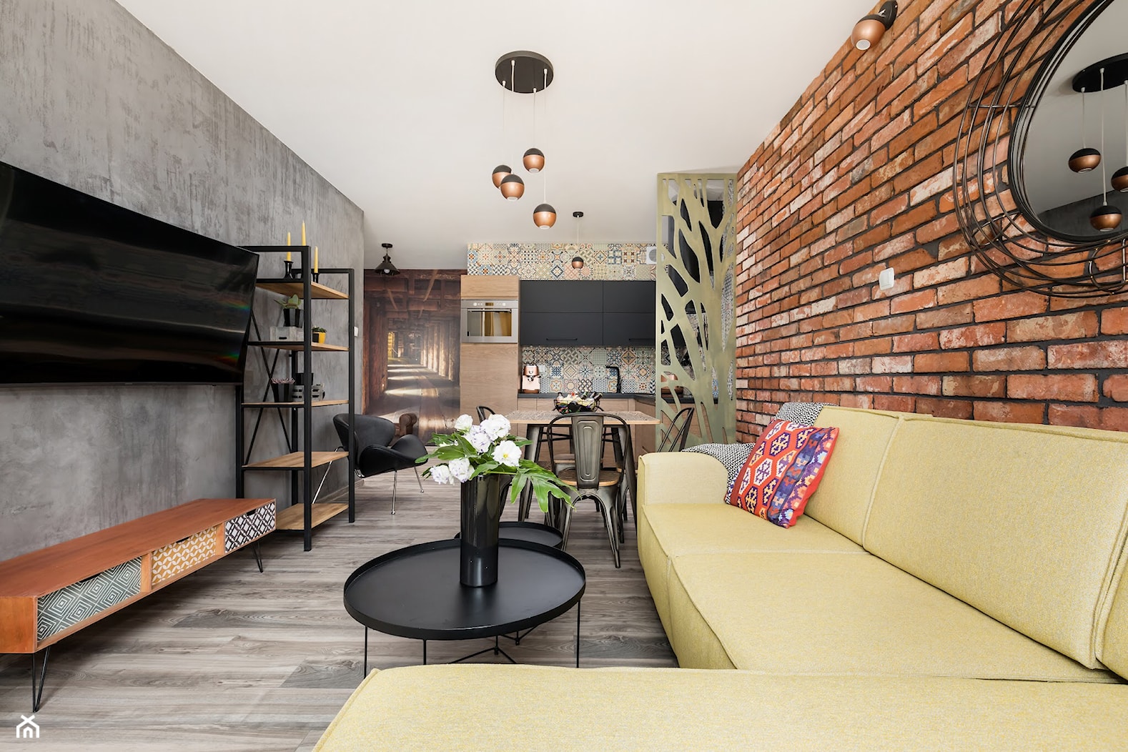 Apartament 41 metrów z przeznaczeniem pod wynajem - Mały szary salon z kuchnią z jadalnią, styl industrialny - zdjęcie od Apartments M&M- obsługa i aranżacja nieruchomości - Homebook