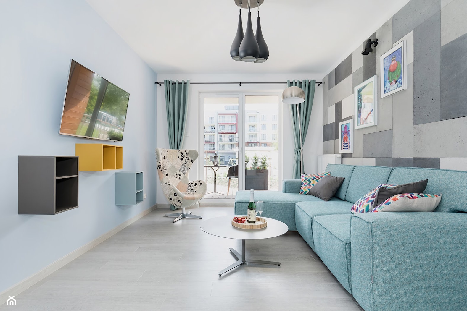 Design - Średni biały niebieski salon z tarasem / balkonem - zdjęcie od Apartments M&M- obsługa i aranżacja nieruchomości - Homebook