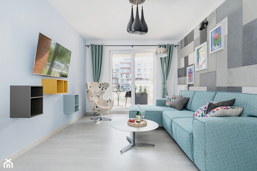Design - Średni biały niebieski salon z tarasem / balkonem - zdjęcie od Apartments M&M- obsługa i aranżacja nieruchomości