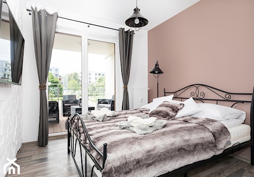 Apartament 41 metrów z przeznaczeniem pod wynajem - Średnia biała różowa z panelami tapicerowanymi sypialnia z balkonem / tarasem, styl minimalistyczny - zdjęcie od Apartments M&M- obsługa i aranżacja nieruchomości