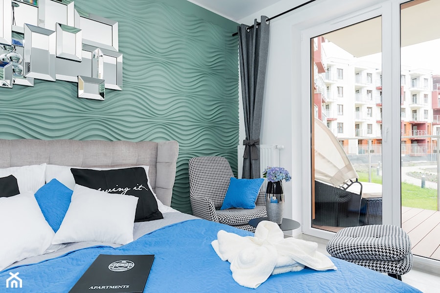 Design - Średnia biała z panelami tapicerowanymi sypialnia z balkonem / tarasem - zdjęcie od Apartments M&M- obsługa i aranżacja nieruchomości