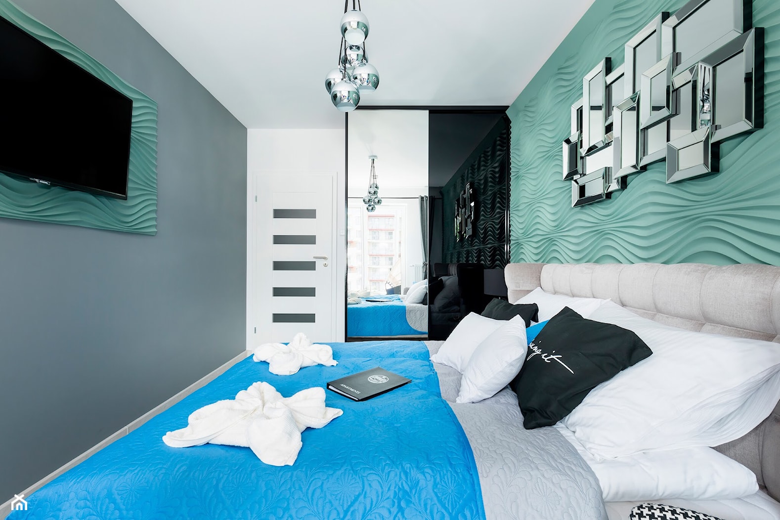 Design - Średnia biała szara turkusowa z panelami tapicerowanymi sypialnia - zdjęcie od Apartments M&M- obsługa i aranżacja nieruchomości - Homebook