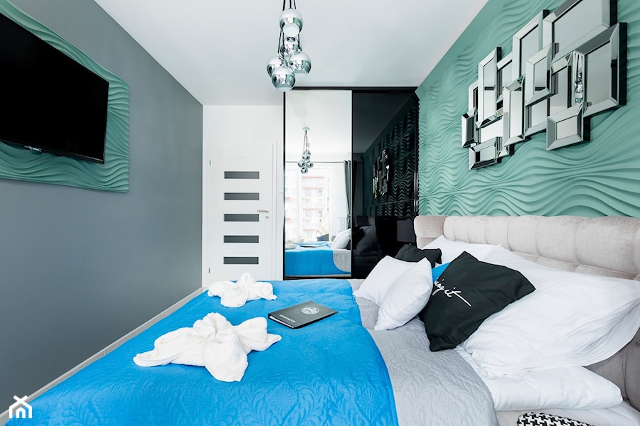 Design - Średnia biała szara turkusowa z panelami tapicerowanymi sypialnia - zdjęcie od Apartments M&M- obsługa i aranżacja nieruchomości