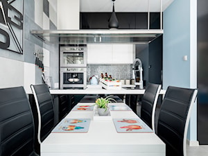 Design - Mała biała niebieska jadalnia w kuchni - zdjęcie od Apartments M&M- obsługa i aranżacja nieruchomości