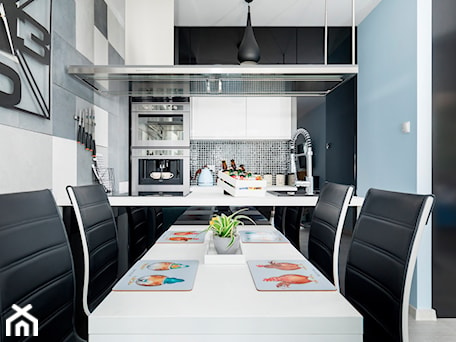 Aranżacje wnętrz - Jadalnia: Design - Mała biała niebieska jadalnia w kuchni - Apartments M&M- obsługa i aranżacja nieruchomości. Przeglądaj, dodawaj i zapisuj najlepsze zdjęcia, pomysły i inspiracje designerskie. W bazie mamy już prawie milion fotografii!