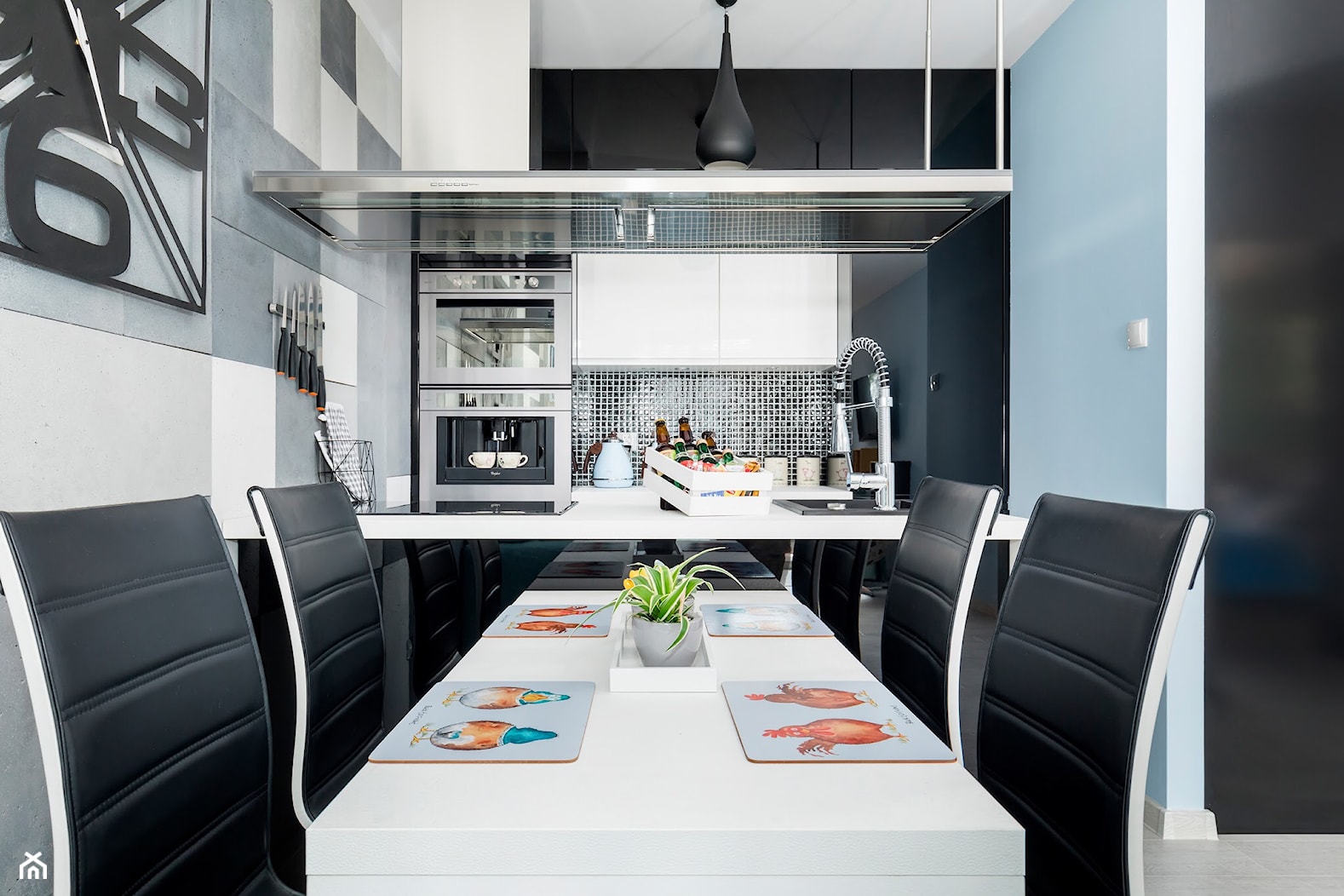 Design - Mała biała niebieska jadalnia w kuchni - zdjęcie od Apartments M&M- obsługa i aranżacja nieruchomości - Homebook