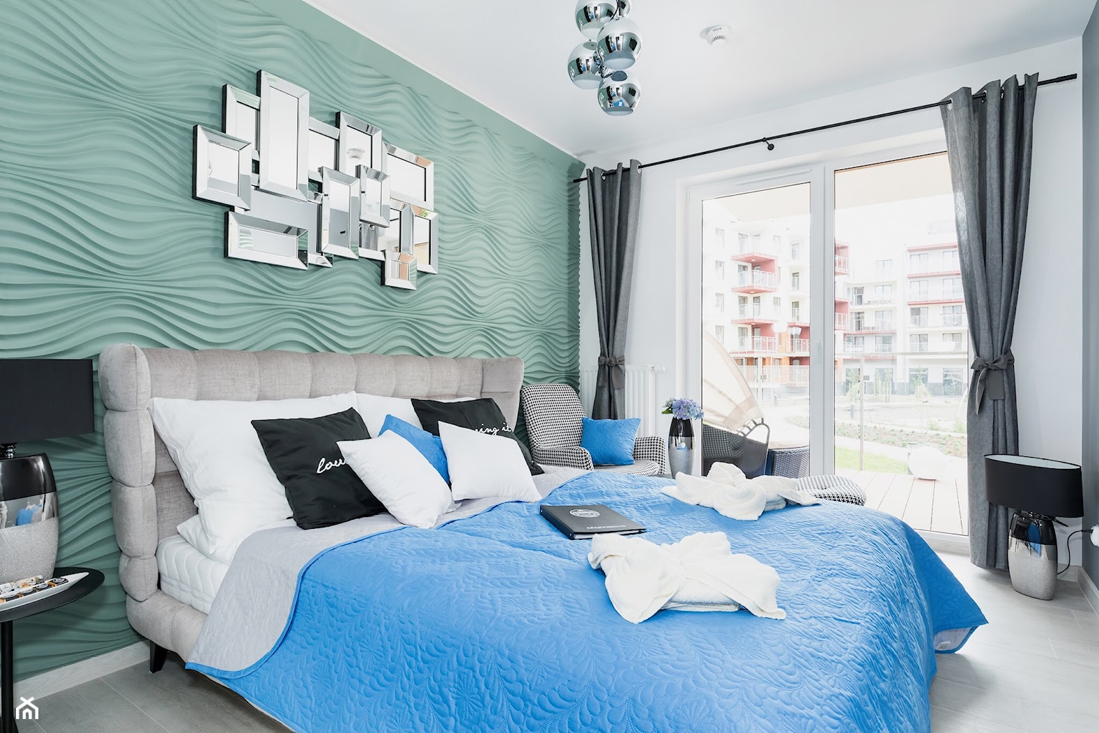 Design - Średnia biała miętowa szara z panelami tapicerowanymi sypialnia z balkonem / tarasem - zdjęcie od Apartments M&M- obsługa i aranżacja nieruchomości - Homebook