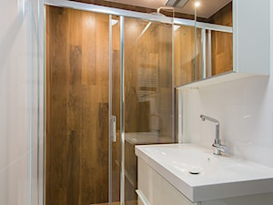 Granatowe love - Mała bez okna z lustrem z punktowym oświetleniem łazienka, styl nowoczesny - zdjęcie od Pepe Interiors