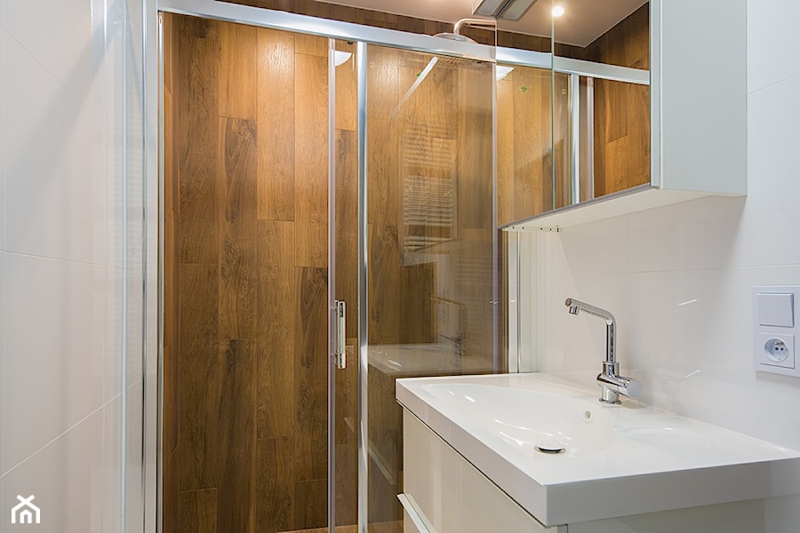 Granatowe love - Mała bez okna z lustrem z punktowym oświetleniem łazienka, styl nowoczesny - zdjęcie od Pepe Interiors