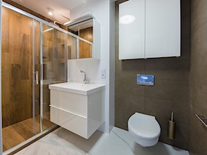 Granatowe love - Mała na poddaszu bez okna z lustrem z marmurową podłogą łazienka, styl nowoczesny - zdjęcie od Pepe Interiors