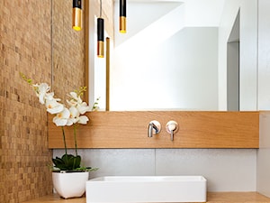 łazienka z dodatkami złota - zdjęcie od DESIGN HOUSE