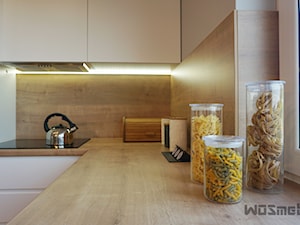 Jasna i przestronna kuchnia - Średnia z salonem biała kuchnia w kształcie litery l z oknem, styl skandynawski - zdjęcie od WOSMEBL Rzeszów Meble na wymiar