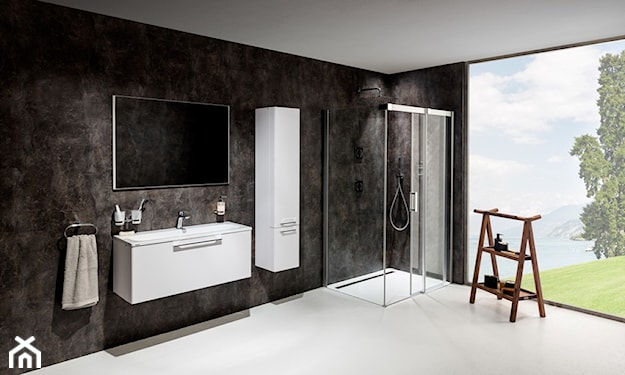 minimalistyczna łazienka z prysznicem i drewnianym wieszakiem 