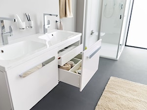 Koncept Chrome - Mała średnia z dwoma umywalkami łazienka z oknem - zdjęcie od RAVAK