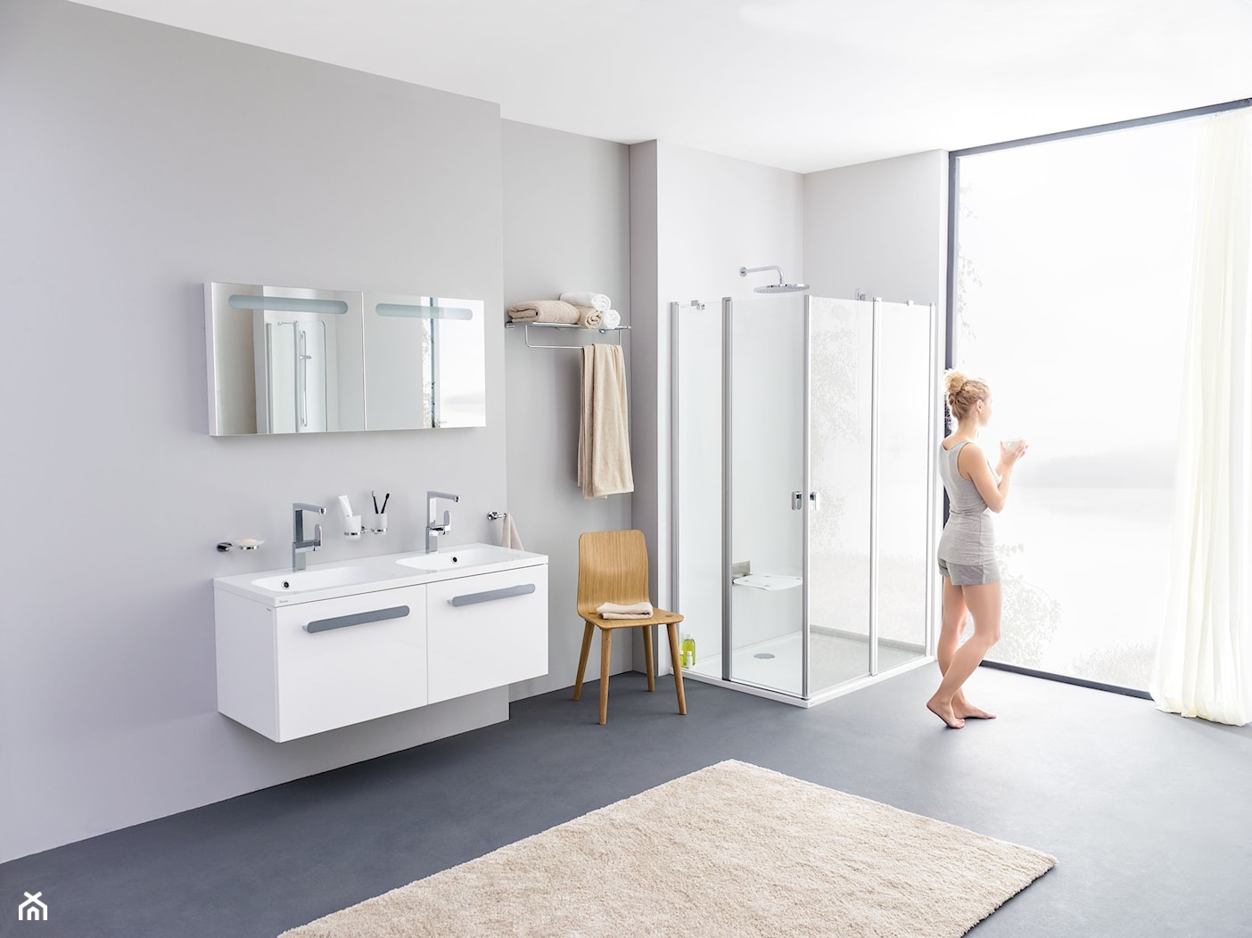 Koncept Chrome - Duża jako pokój kąpielowy z dwoma umywalkami łazienka z oknem - zdjęcie od RAVAK - Homebook