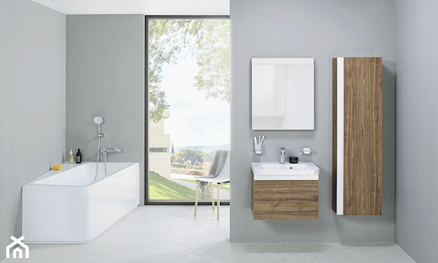 nowoczesna łazienka z wanną i meblami z drewnianymi frontami