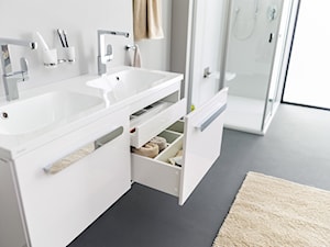 Ravak Meble - Mała na poddaszu z dwoma umywalkami z marmurową podłogą łazienka z oknem - zdjęcie od RAVAK